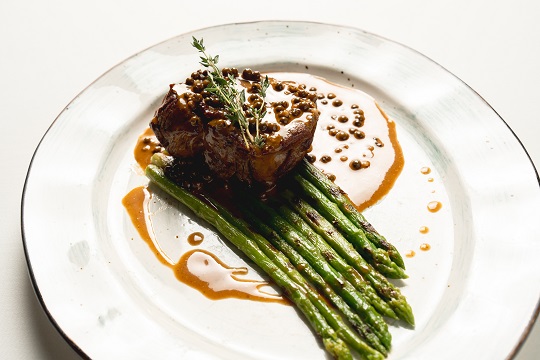 Говяжья вырезка с соусом из зеленого перца и спаржей