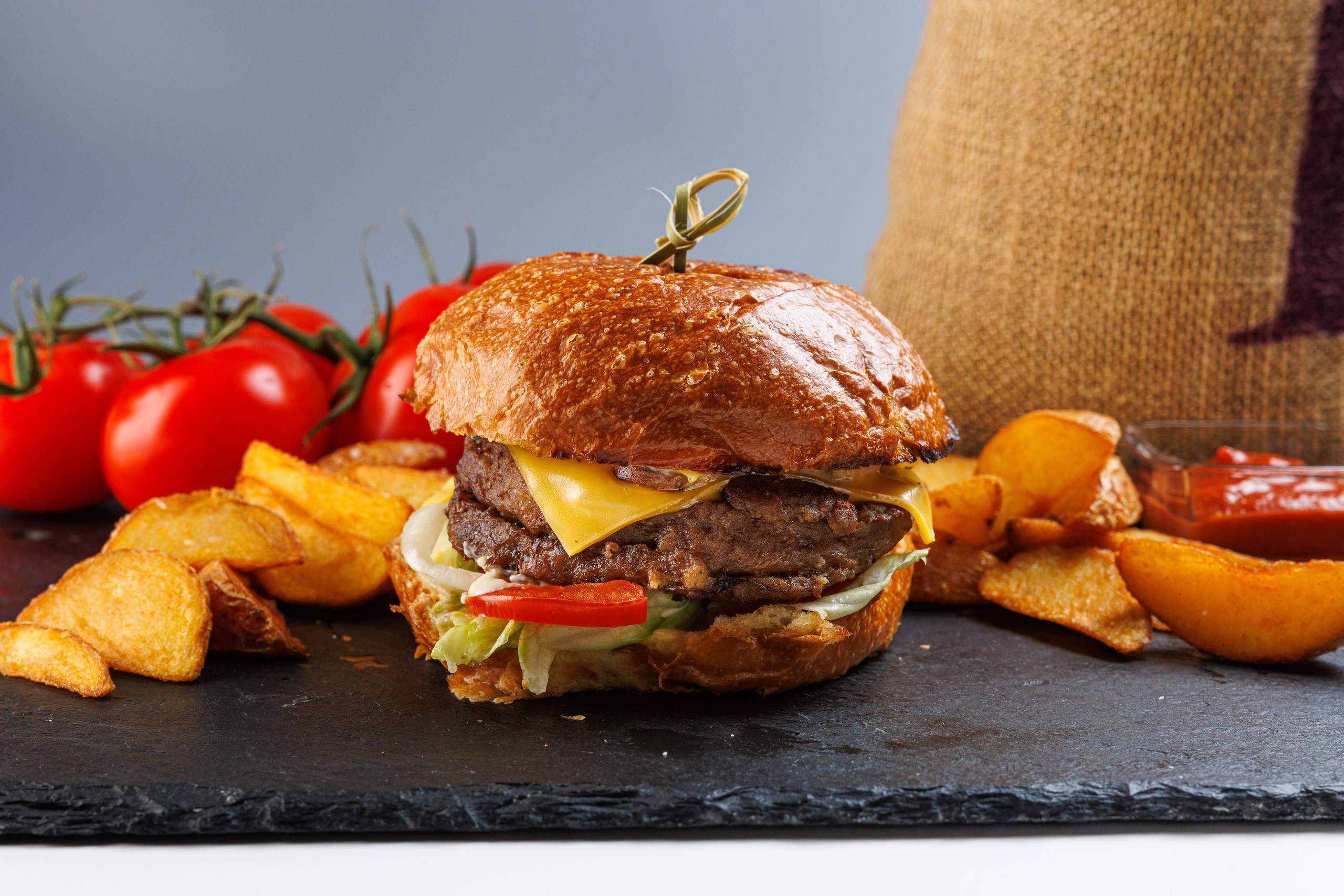 Биф Бургер с соусом спайси