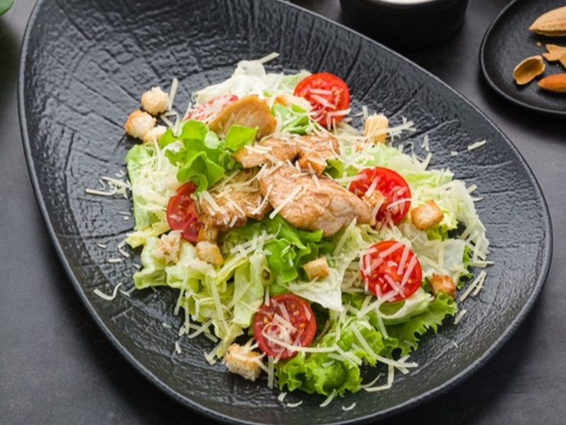 Салат Цезарь с курицей