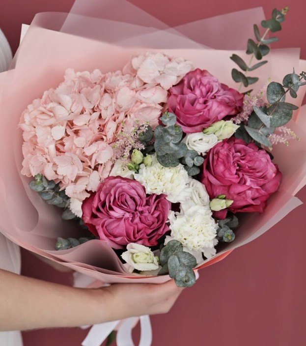 Букет с гортензией и пионовидными розами