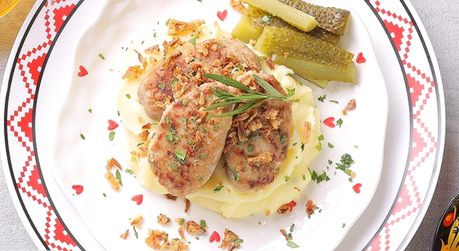 Домашние котлеты из индейки с картофельным пюре и солёными огурчиками