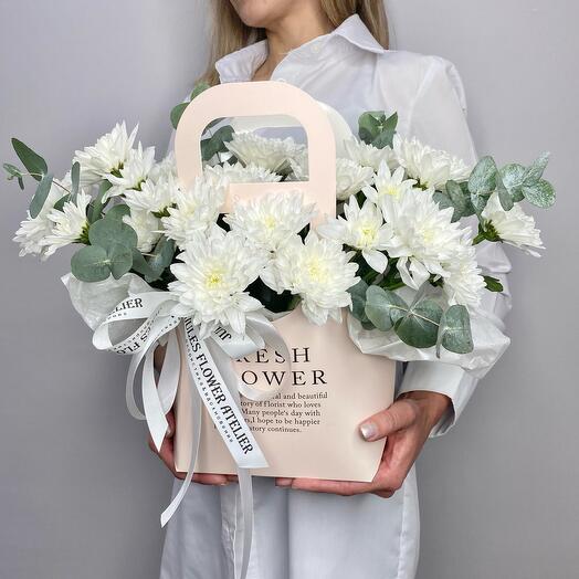 «Альпийское сияние» композиция из белоснежных кустовых хризантем и эвкалипта