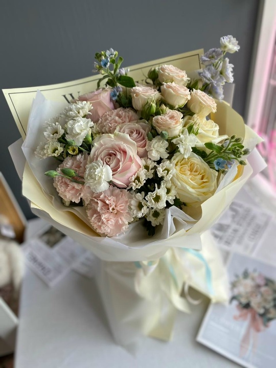 Красивый букет с пионовидными розами