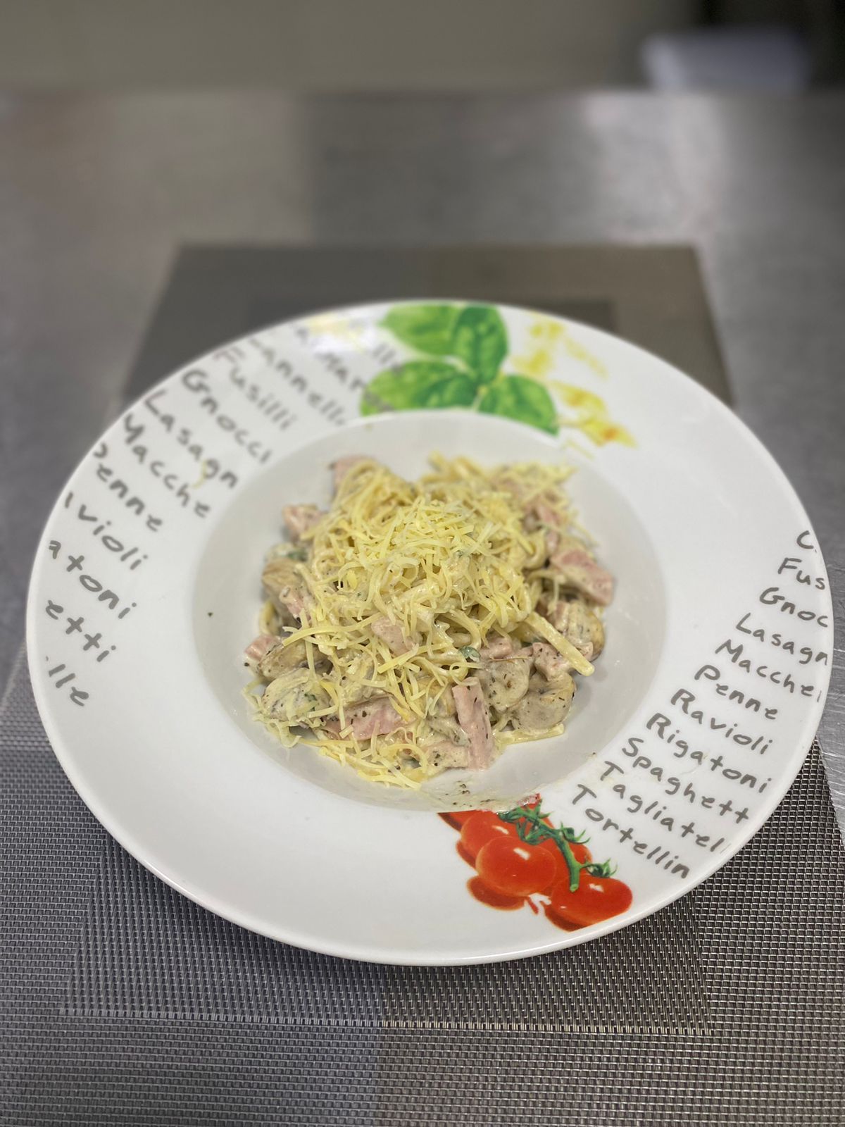 Спагетти с ветчиной и грибами