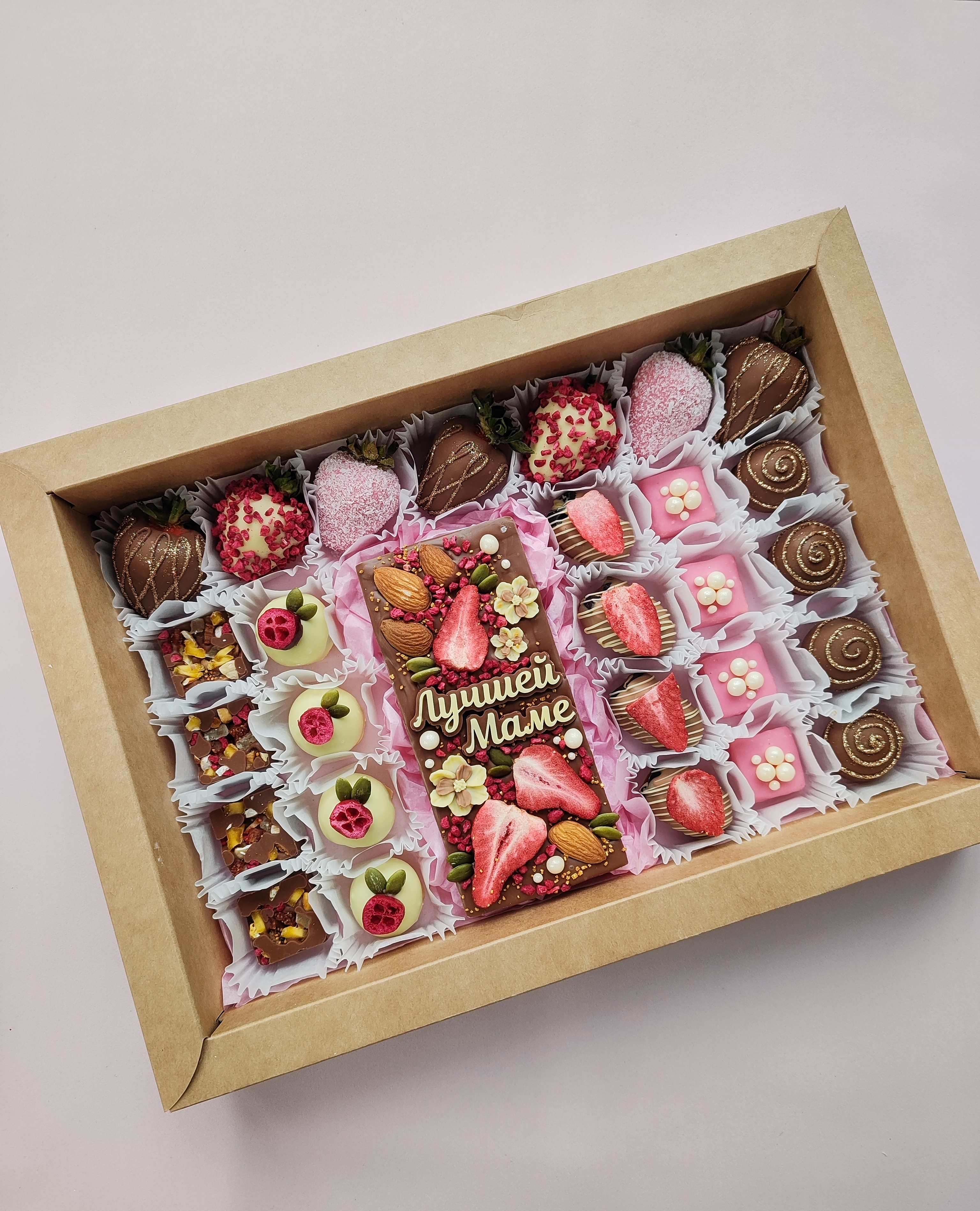 Клубника, финики, мармелад и трюфели в бельгийском шоколаде. 