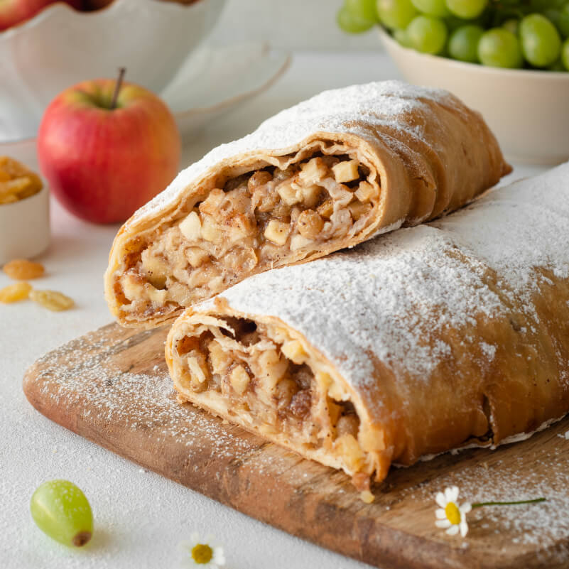 Штрудель с яблоками и изюмом