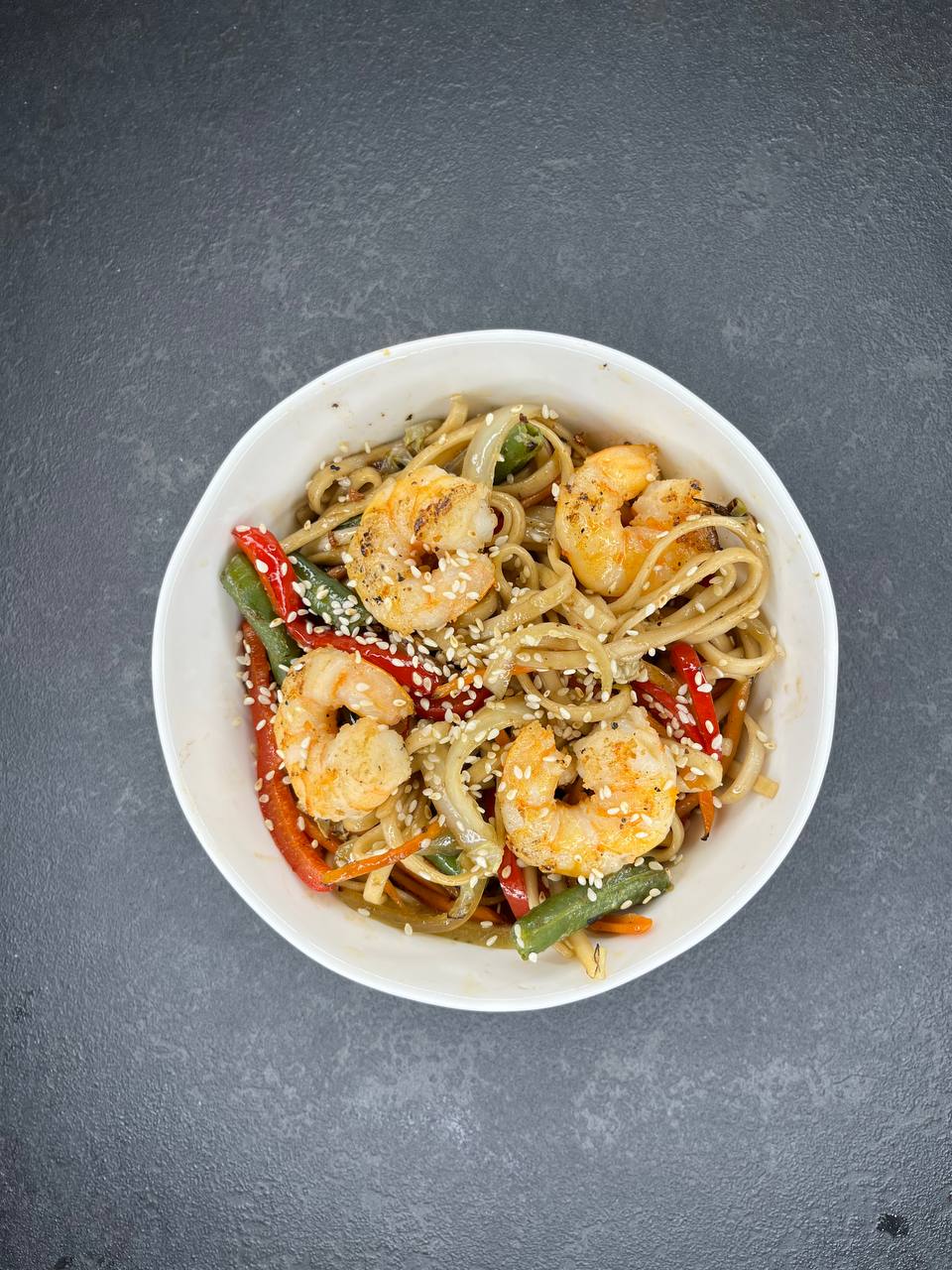 Креветка в соусе сладкий чили с лапшой удон