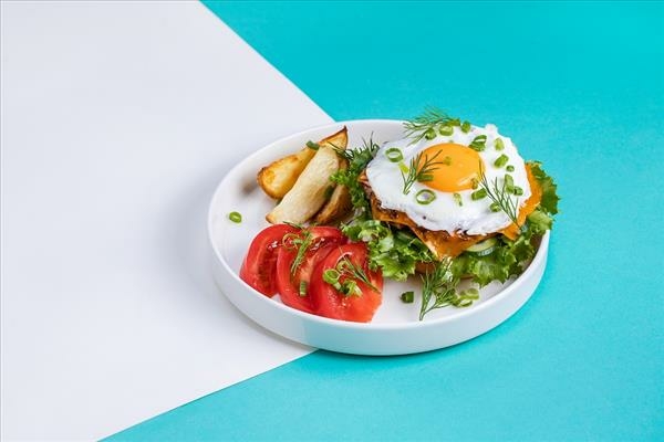 Бифштекс на картофельной булочке с яйцом