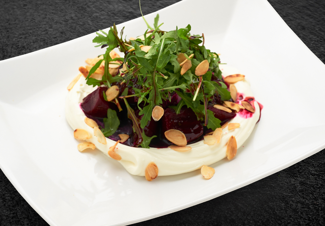 Салат со свёклой, рукколой и сливочным шисо