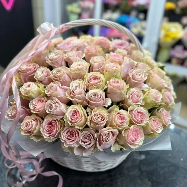 Композиция из 101 нежной розы в плетеной корзине