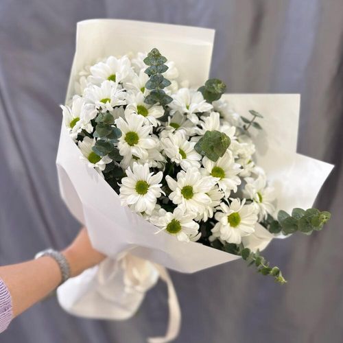 Букет из белых ромашек с эвкалиптом (б0053)