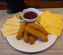 Сырные палочки с соусом
