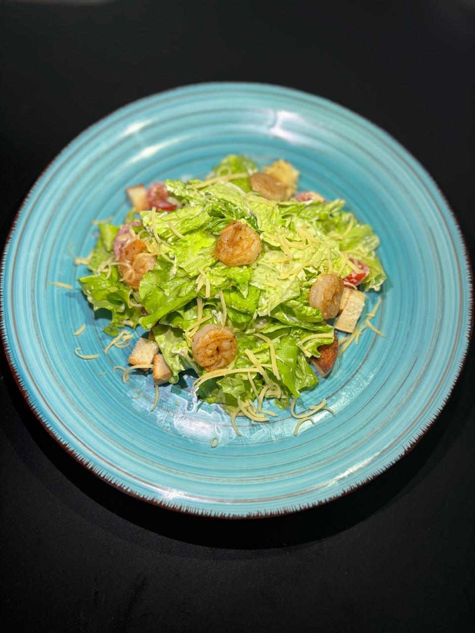 Салат цезарь с креветками