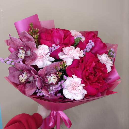 Яркий букет с орхидеей