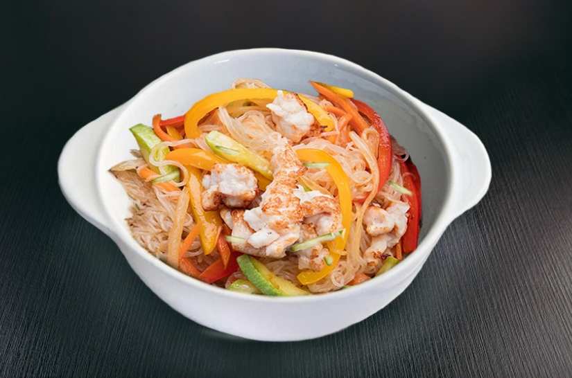 Салат фунчоза с овощами и курицей