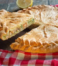 Семейный пирог с красной рыбой и шпинат.