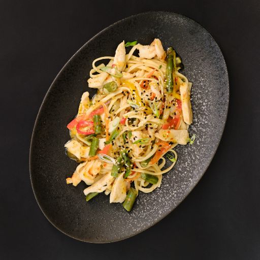 Лапша яичная с курицей и креветками