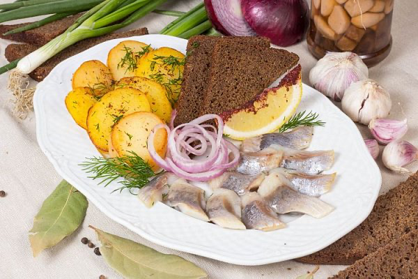 Сельдь с отварным картофелем
