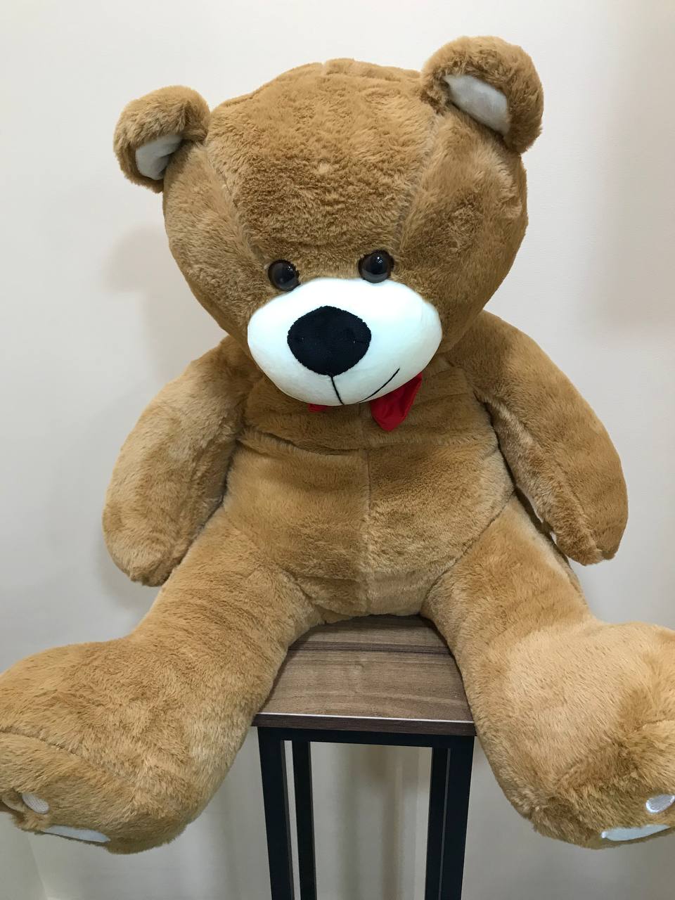 Медведь плюшевый с красным бантом 70см