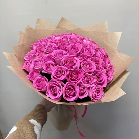 51 розовая роза в крафте