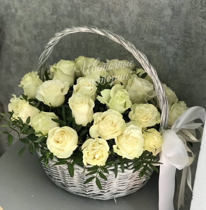 Корзина белых роз