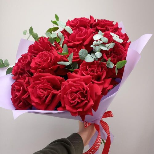 Большой букет красных французских роз