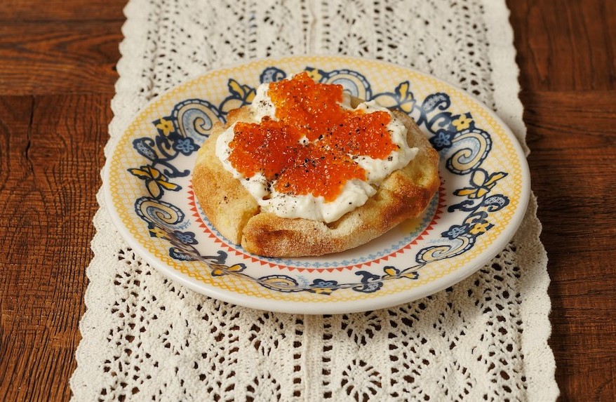 Пиццета с икрой и страчателлой