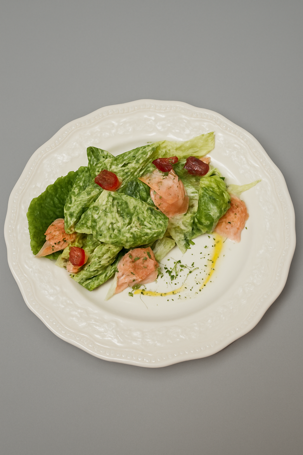 Цезарь по-русски с копченой форелью 