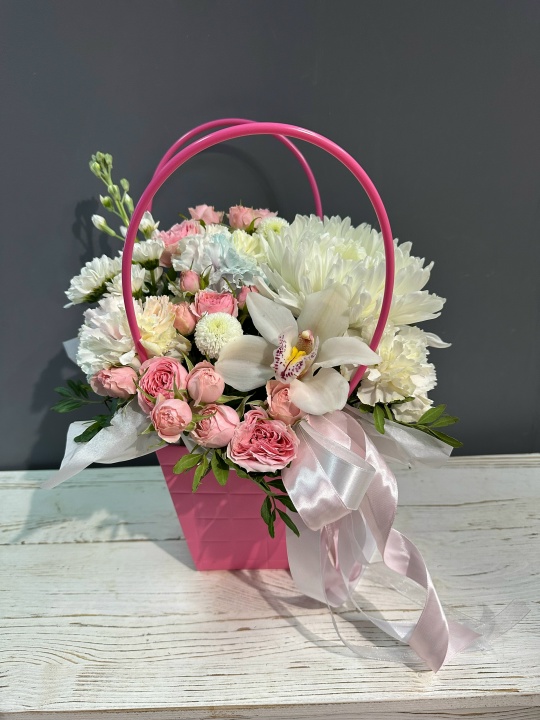 Сумочка с кустовой пионовидной розой и орхидеей