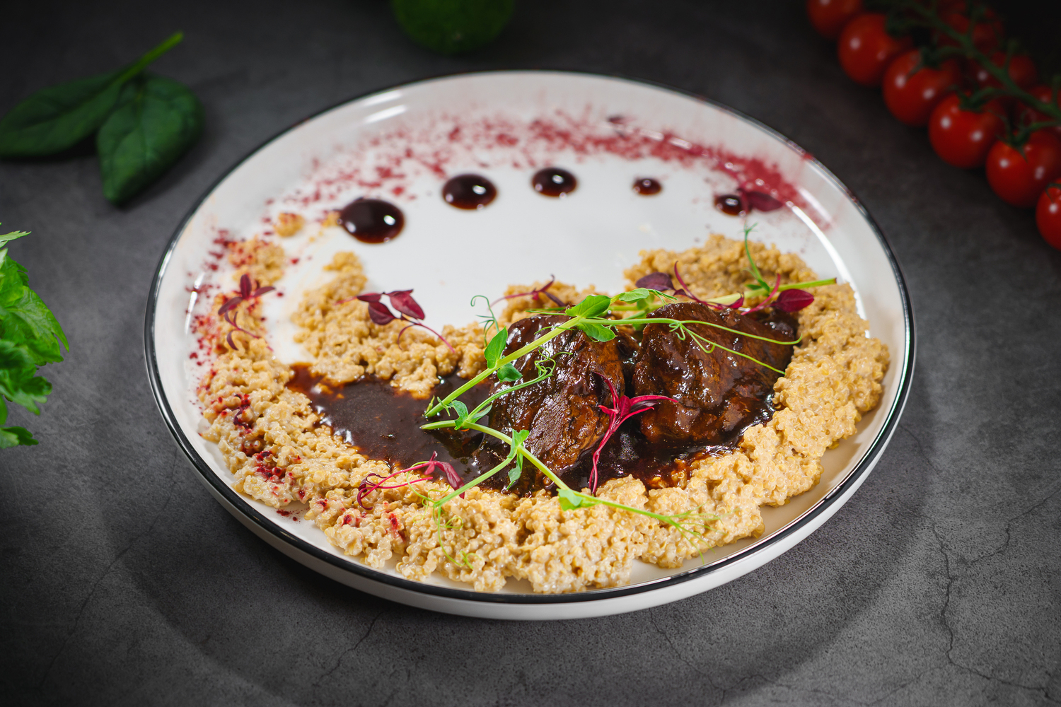 Телячьи щечки с киноа.