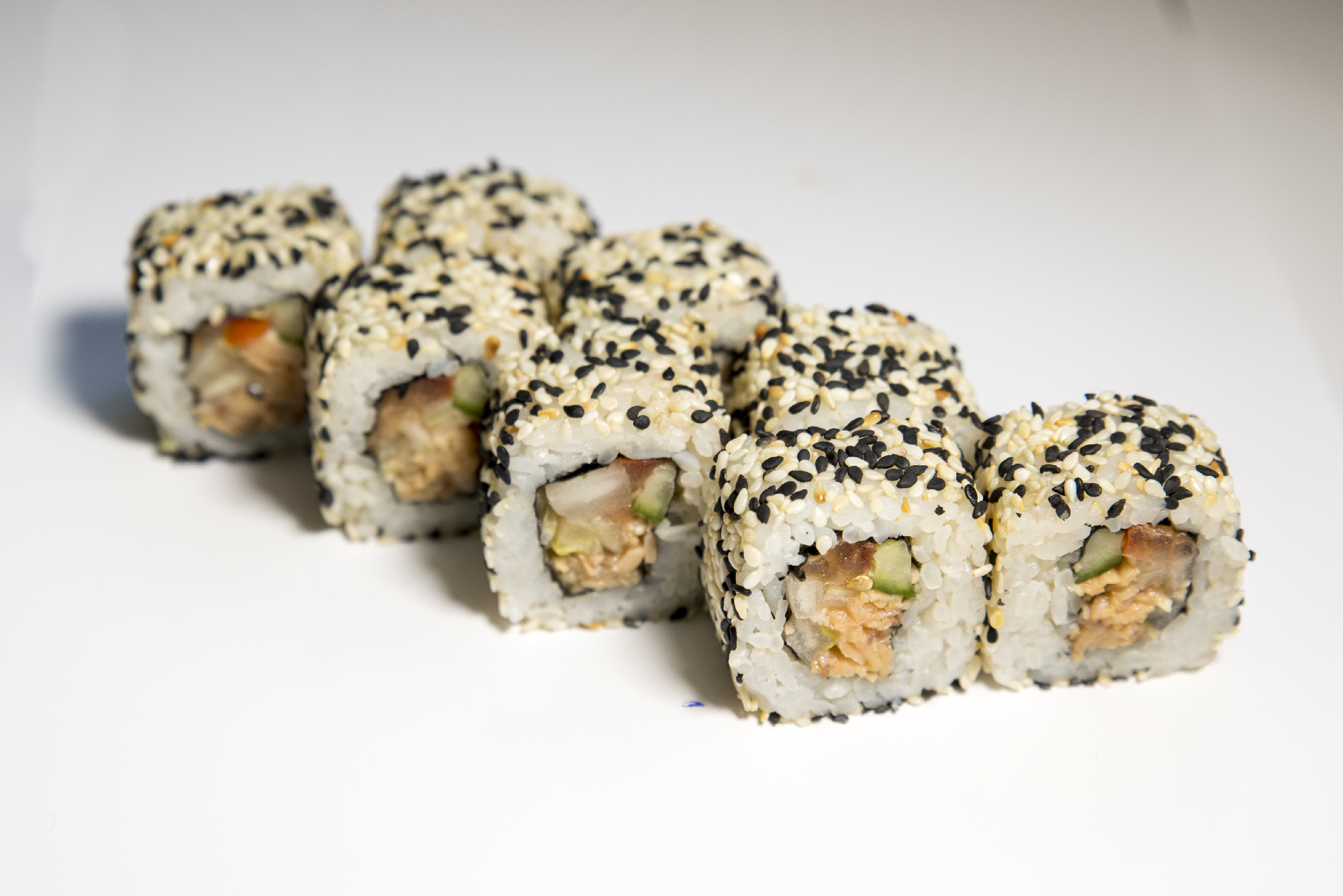 Холодные роллы Калифорния в кунжуте