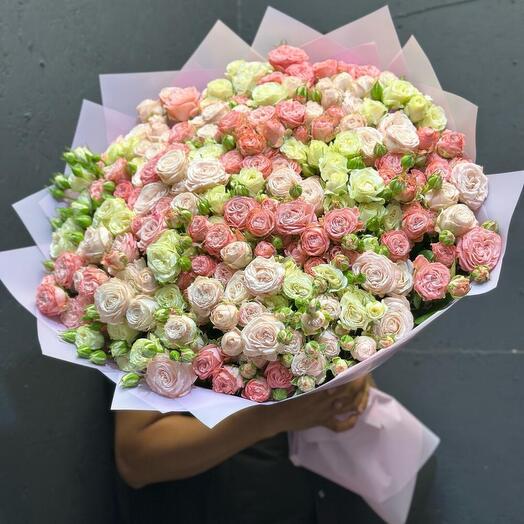 Кустовые розы огромный букет