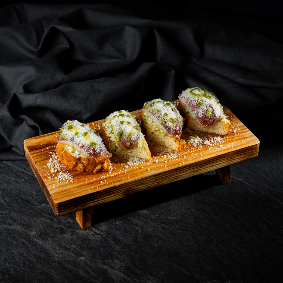 Брускетта с копченой уткой