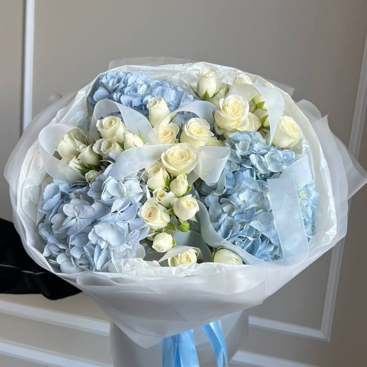 Сборный букет с гортензиями и розами Артикул: 2679