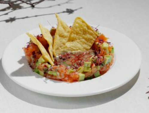 Тартар из лосося под соусом Каламанси