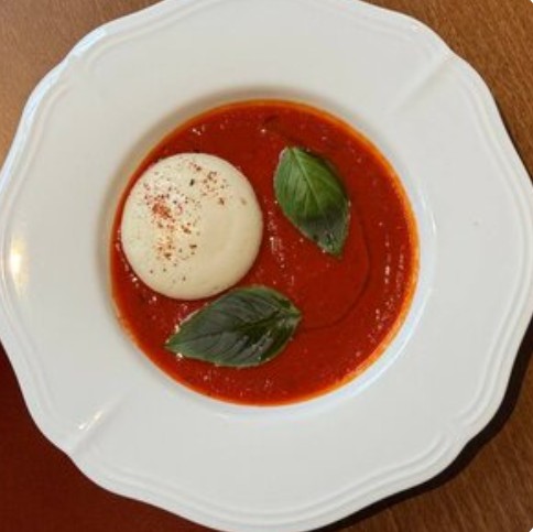 Томатный суп с муссом из пармезана