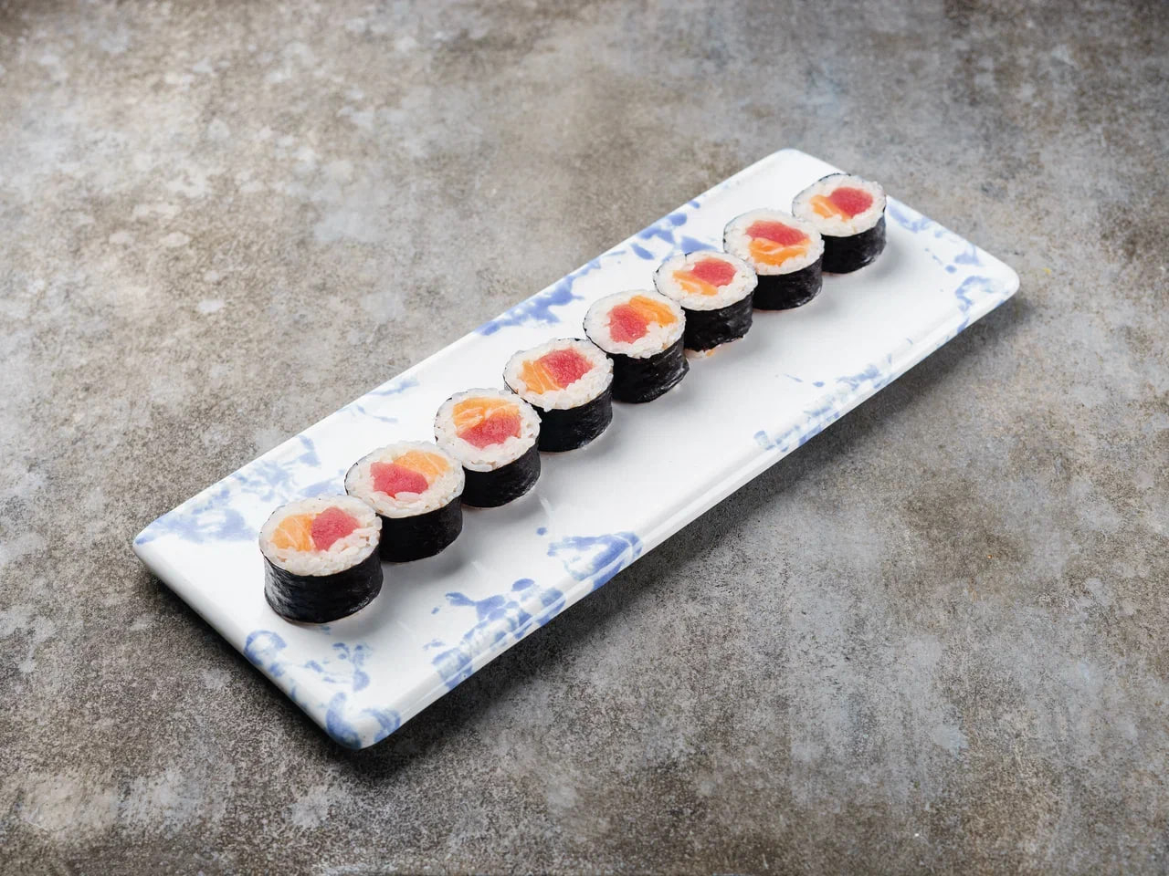 Маки ролл с лососем и тунцом