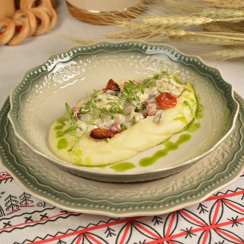 Говядина по‑строгановски с картофельным пюре.