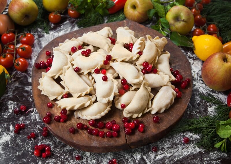 Вареники с яблоком и брусникой