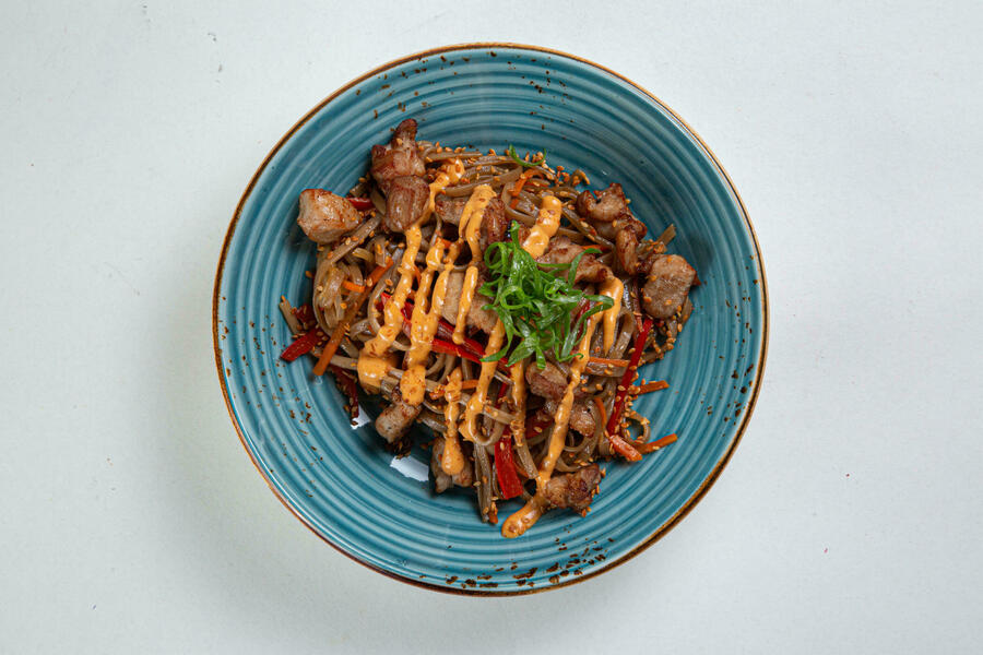 Лапша соба с кусочками куриного  филе