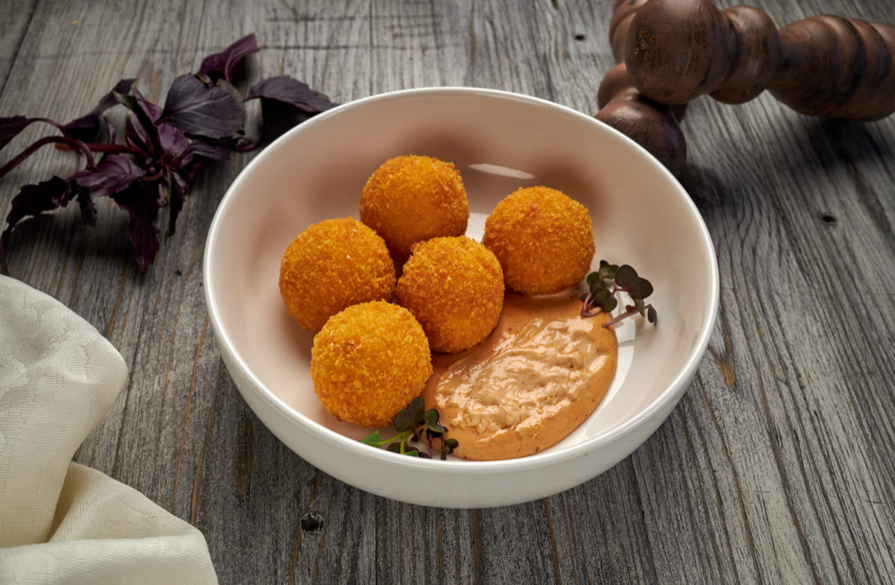 Пончики из краба с соусом спайси