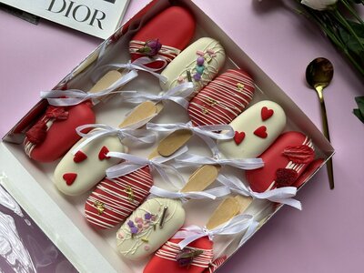 Ассорти чизкейков бело-красные с сердечками