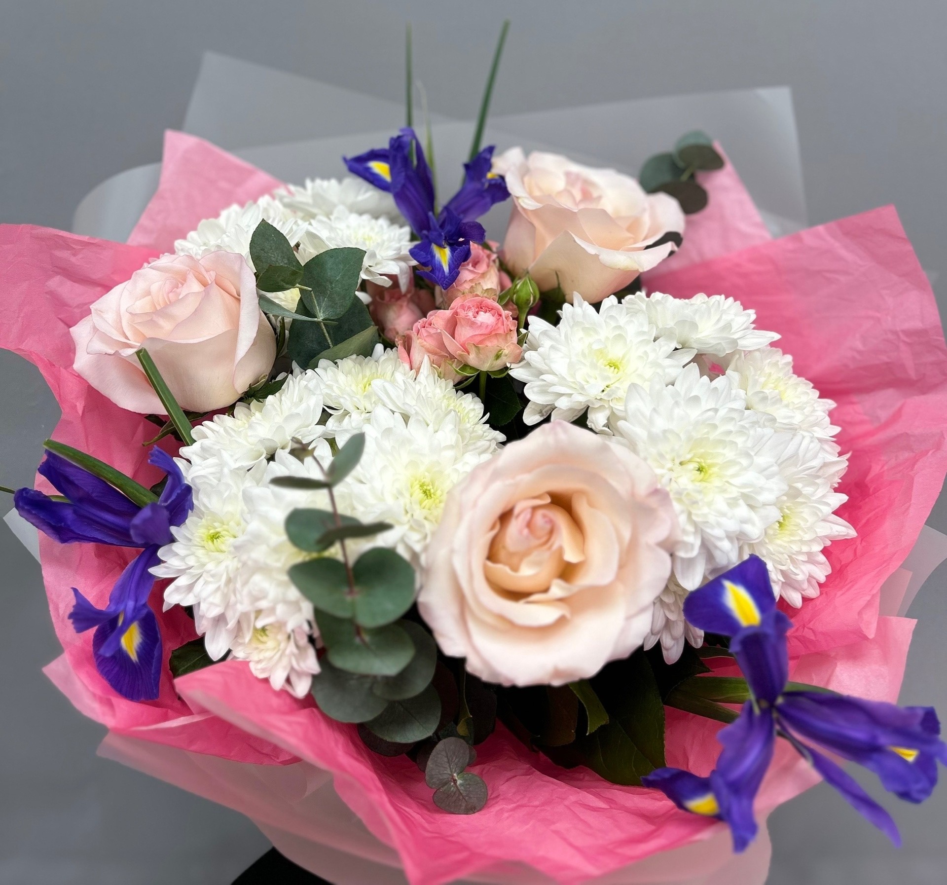 Нежный букет с ярким ирисом