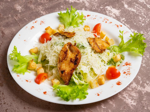 Салат Цезарь с курицей
