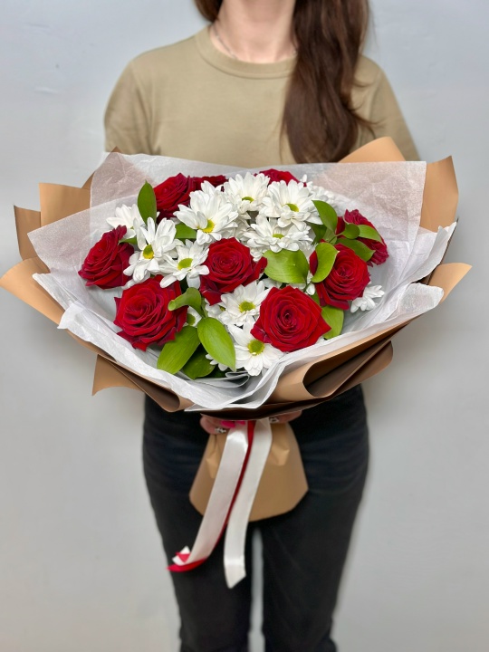 Красные розы с кустовой хризантемой