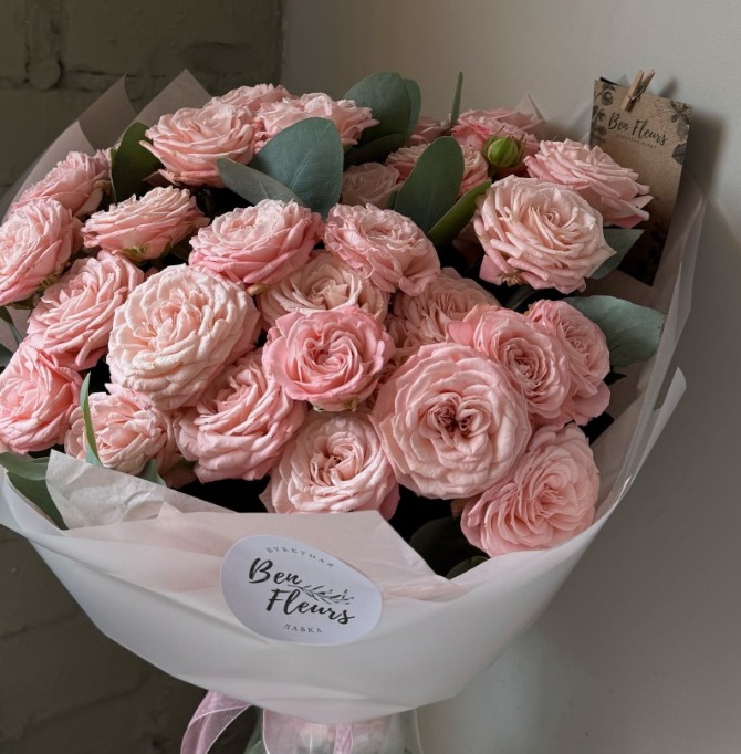 Кустовые розы с эвкалиптом