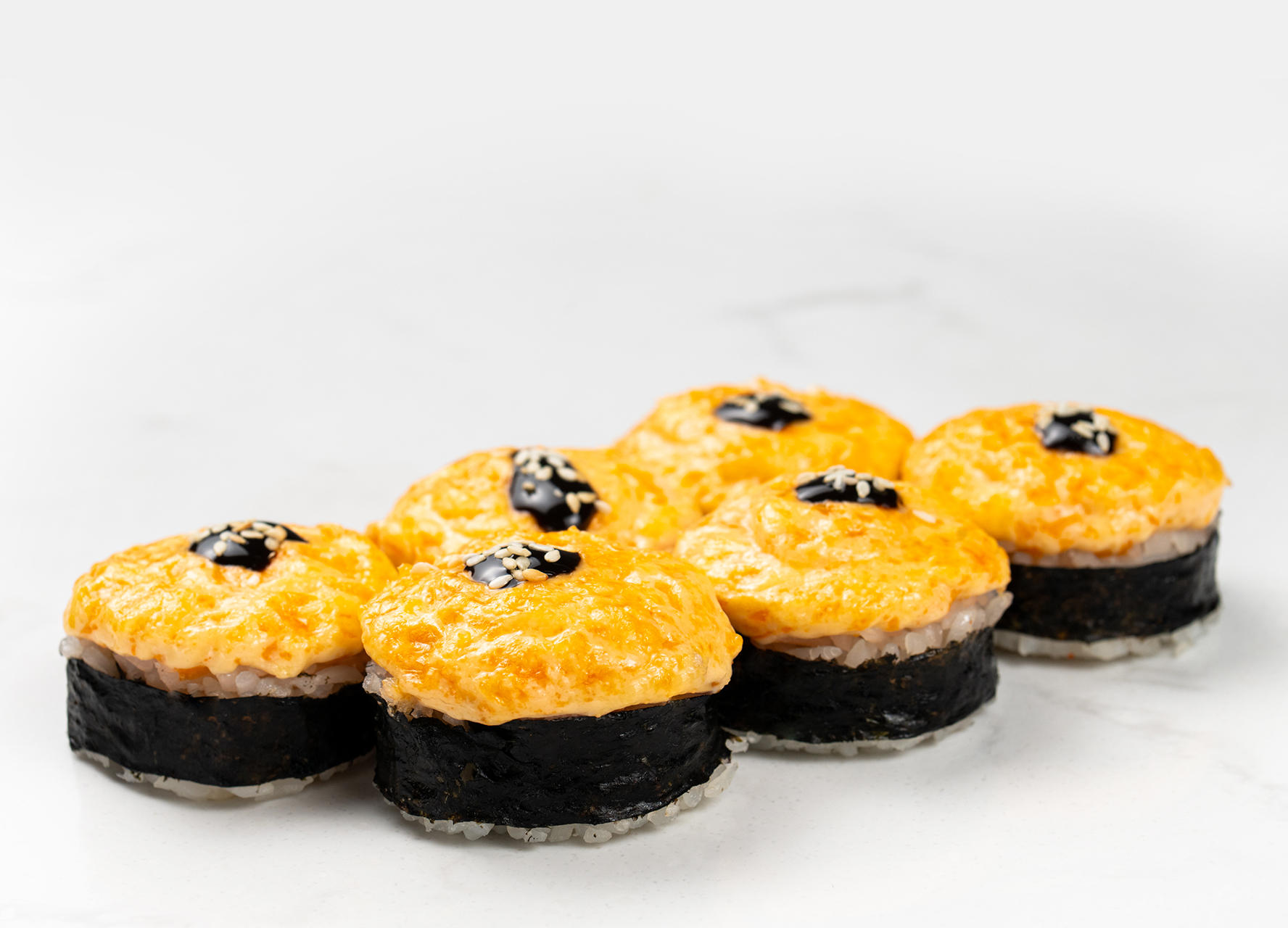 Ролл запеченный с угрем под сырным соусом