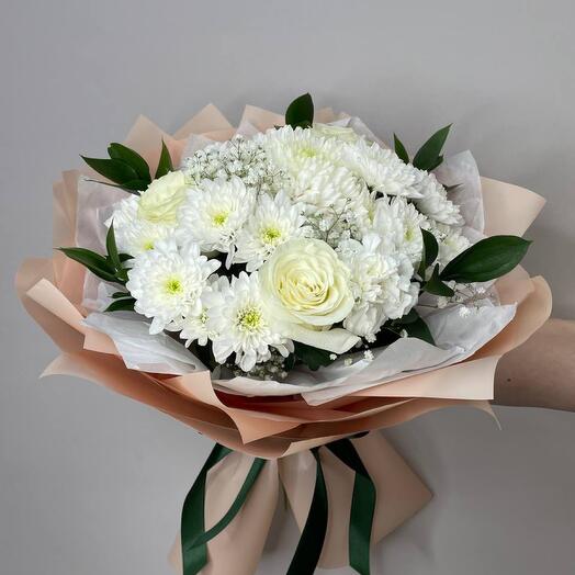 Белый букет в персиковой упаковке
