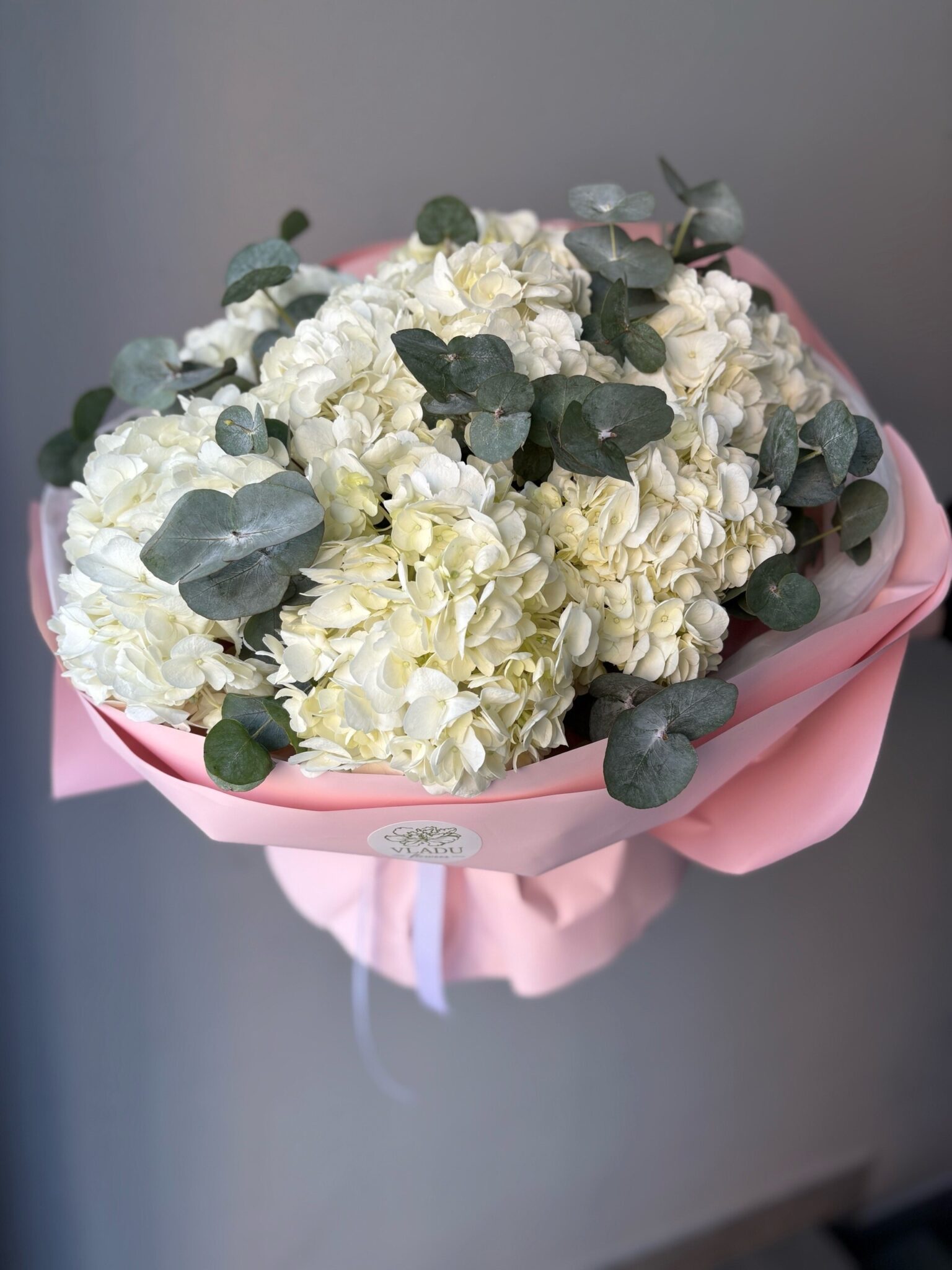 Букет с гортензией и эвкалиптом