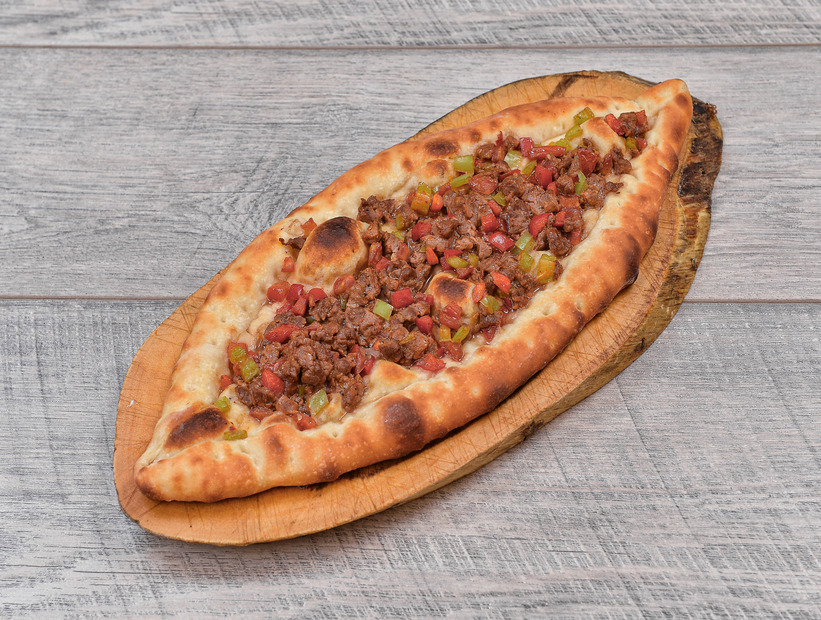 Пиде с рубленным мясом и овощами